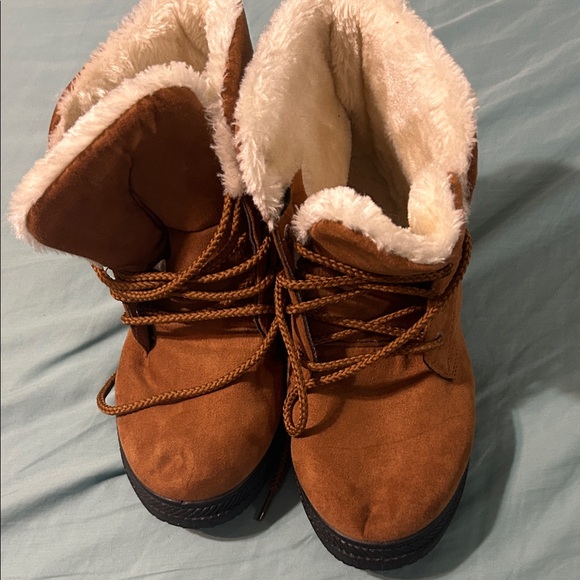 sql Shoes - Warm Tan Women's Winter Boots size 40 inside which is size 9. Warm fur inside.